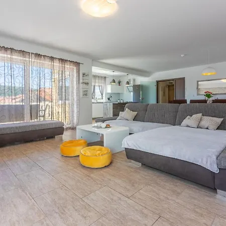 Marta Villa *