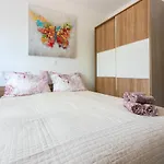 Marta Villa *